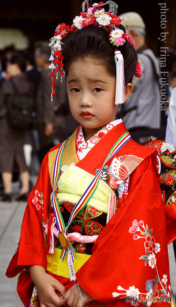Японская девочка в национальном костюме
