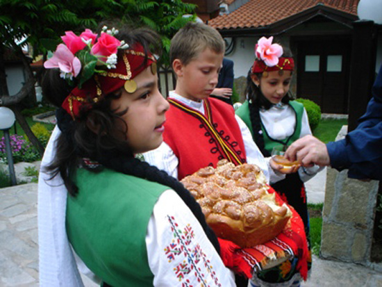 Болгары в национальных костюмах