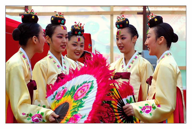 Кореянки в национальных костюмах