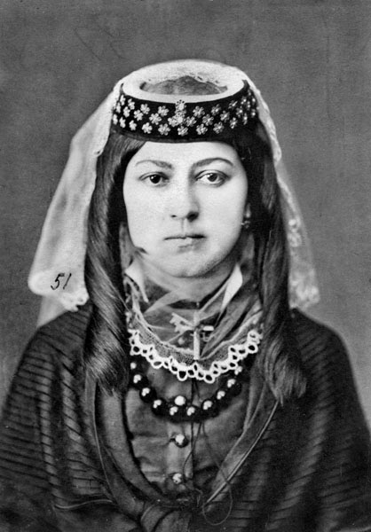 Молодая грузинка, дочь священника, в традиционном головном уборе таксакрави. Грузия. Фото Д. А. Никитина. 1881 г.