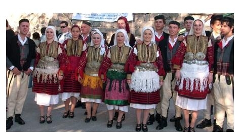 Македонцы в национальной одежде