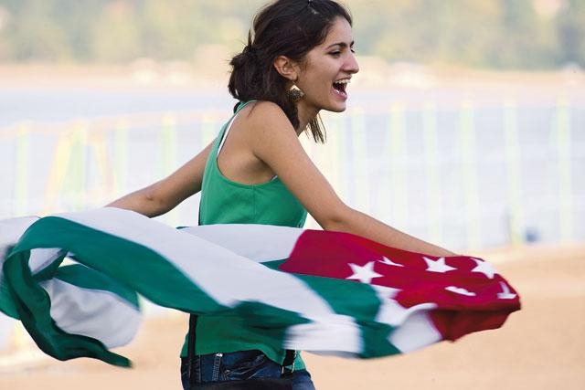 Девушка с флагом Абхазии