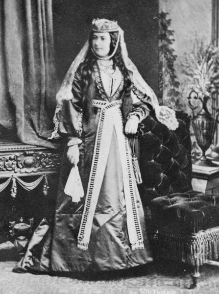 Молодая женщина в богатой одежде. Грузия. Фото Ф. Ордена.1897 г.