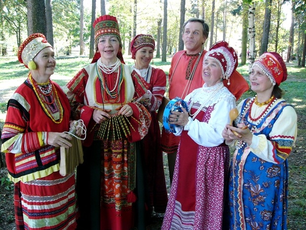 Русские в национальных костюмах