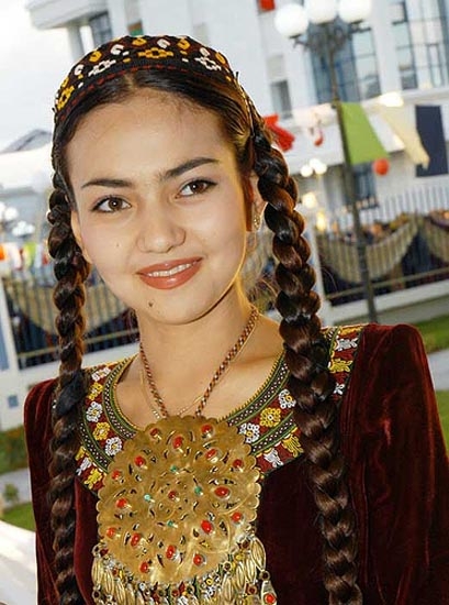 Туркменская девушка в национальной одежде