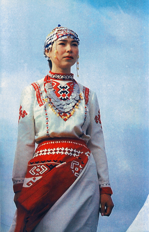  Девушка в чувашском национальном костюме