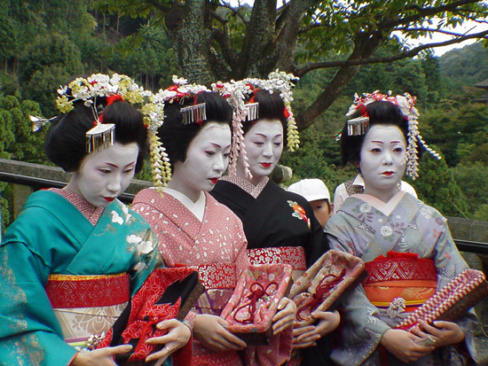 Японские девушки в национальной одежде