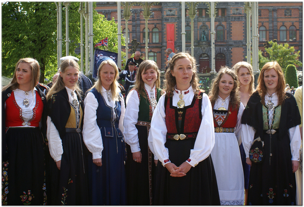 Норвежцы в национальных костюмах