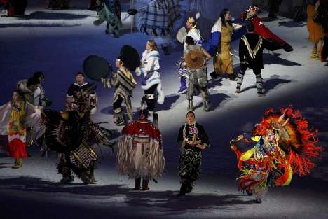 Представители коренного населения Канады в национальных костюмах