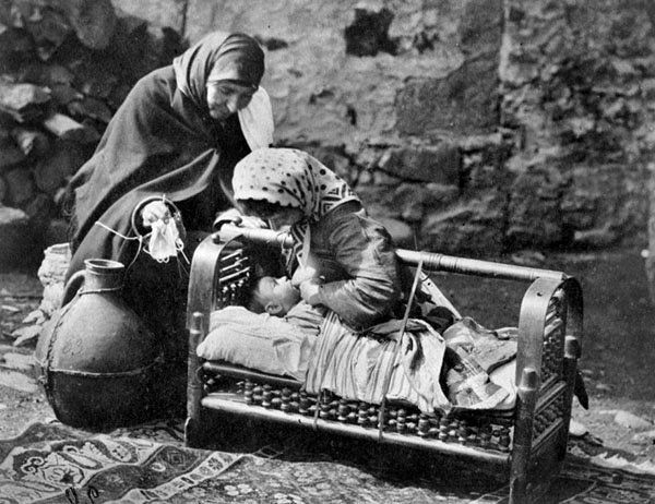 Грузинка с младенцем. Грузия. Фото Д. А. Никитина. 1881 г.