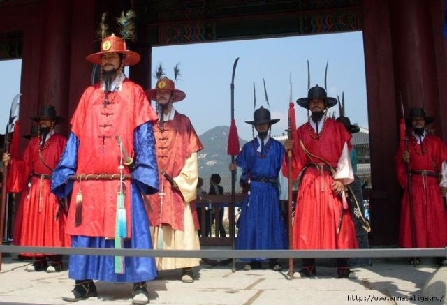 Корейцы в национальных костюмах