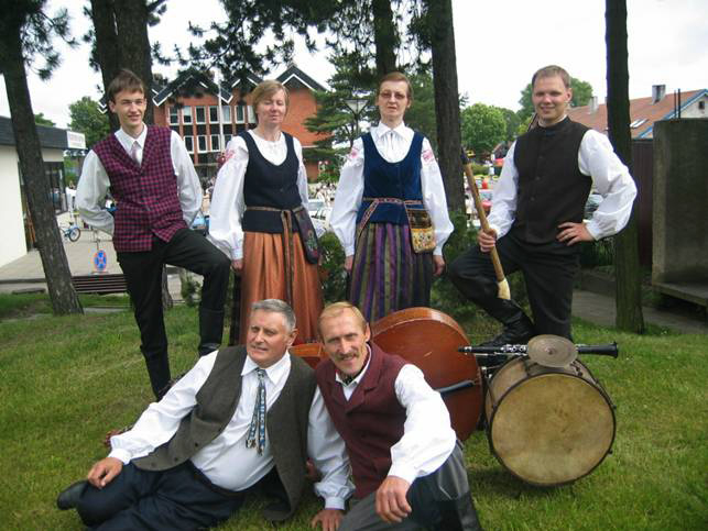Литовцы в национальных костюмах