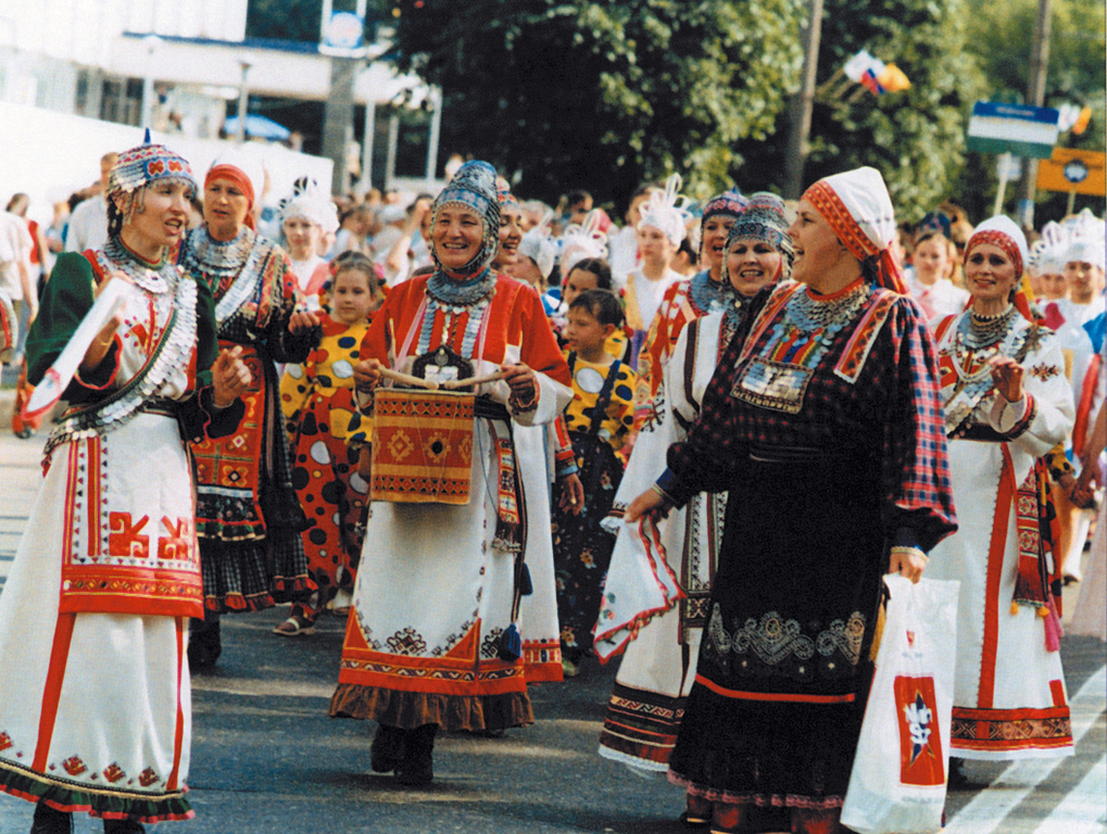 Чувашенки в праздничной национальной одежде