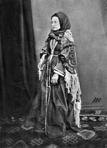 Ингушка в традиционном костюме. Фото Д. А. Никитина. 1881 г.