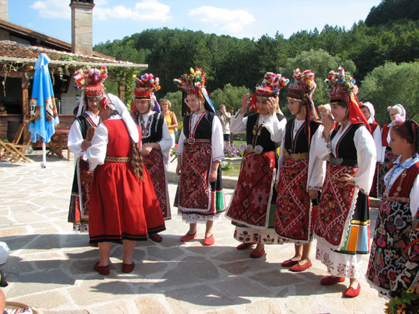 Болгары в национальных костюмах
