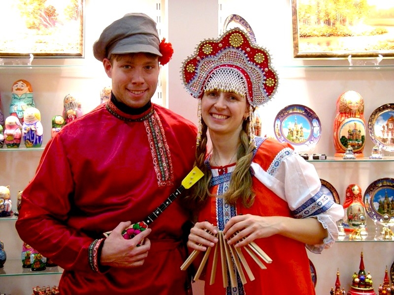 Русские в национальных костюмах