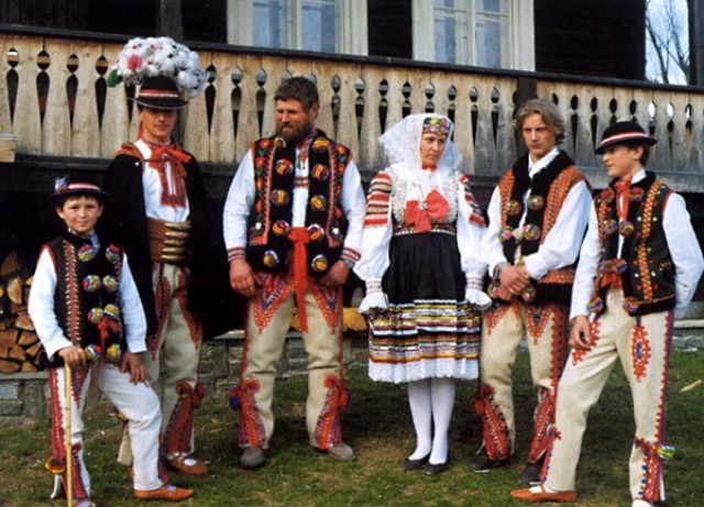 Словаки в национальной одежде