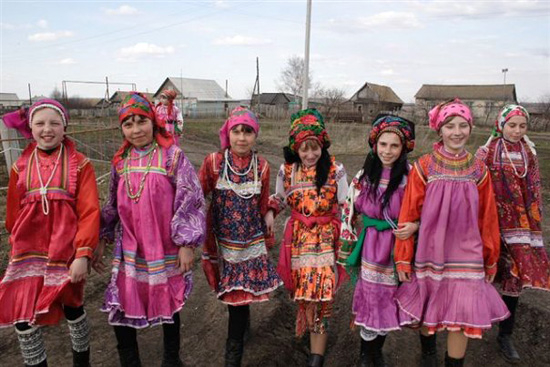 Мокшанские девушки в национальных костюмах
