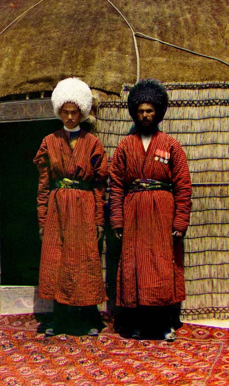 Туркмены в национальной одежде