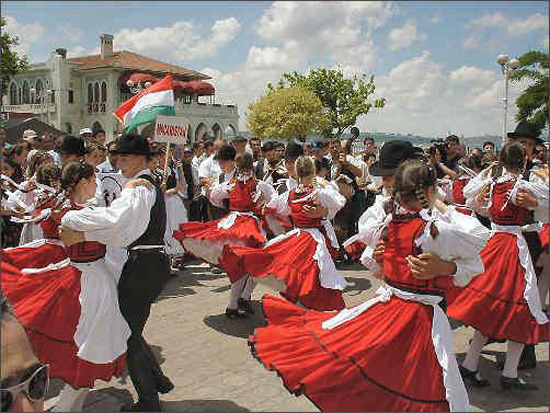 Южные славяне в национальных костюмах