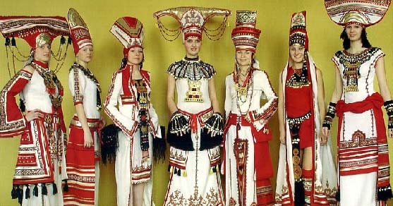 Учащиеся Саранского художественного училища в разработанных ими стилизованных национальных костюмах, 2006 г.