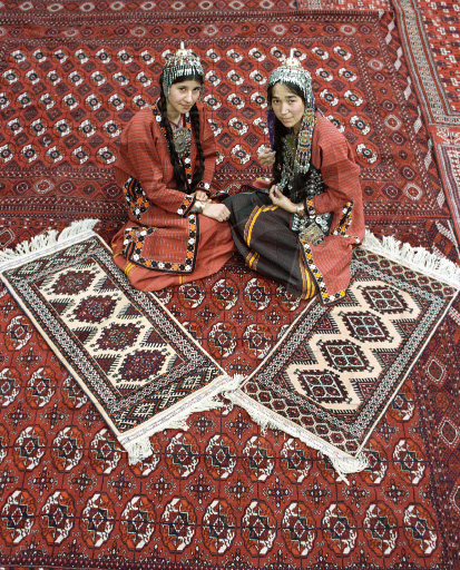 Туркменские девушки в национальной одежде