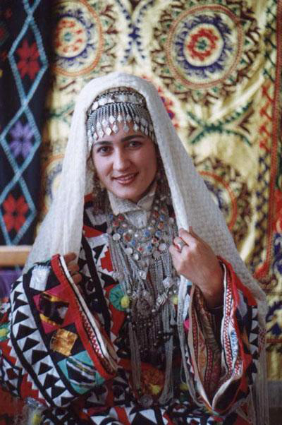 Таджикская девушка в национальном костюме