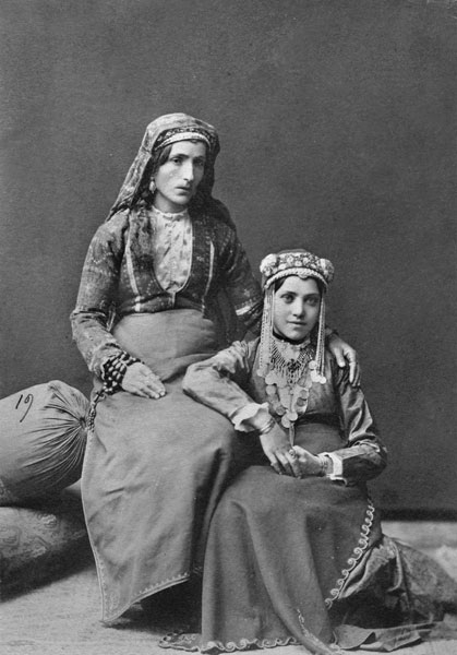 Армянки в нарядной одежде. Город Ахалцих. Грузия. Фото Д. А. Никитина. 1881 г.